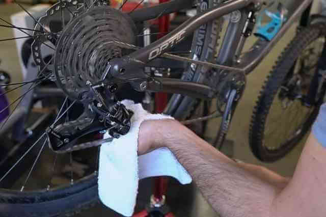 cleaning and lubricating the bicycle chain