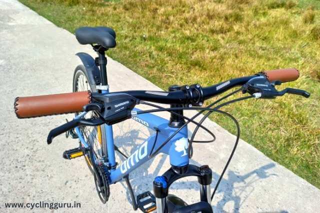 handlebar of the OMO alloy hybrid bike review